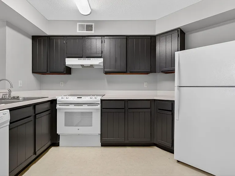 Woodhue Apartments — Photo 44