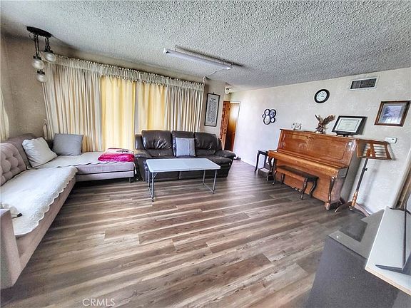 3rd image of 9255 Los Angeles St