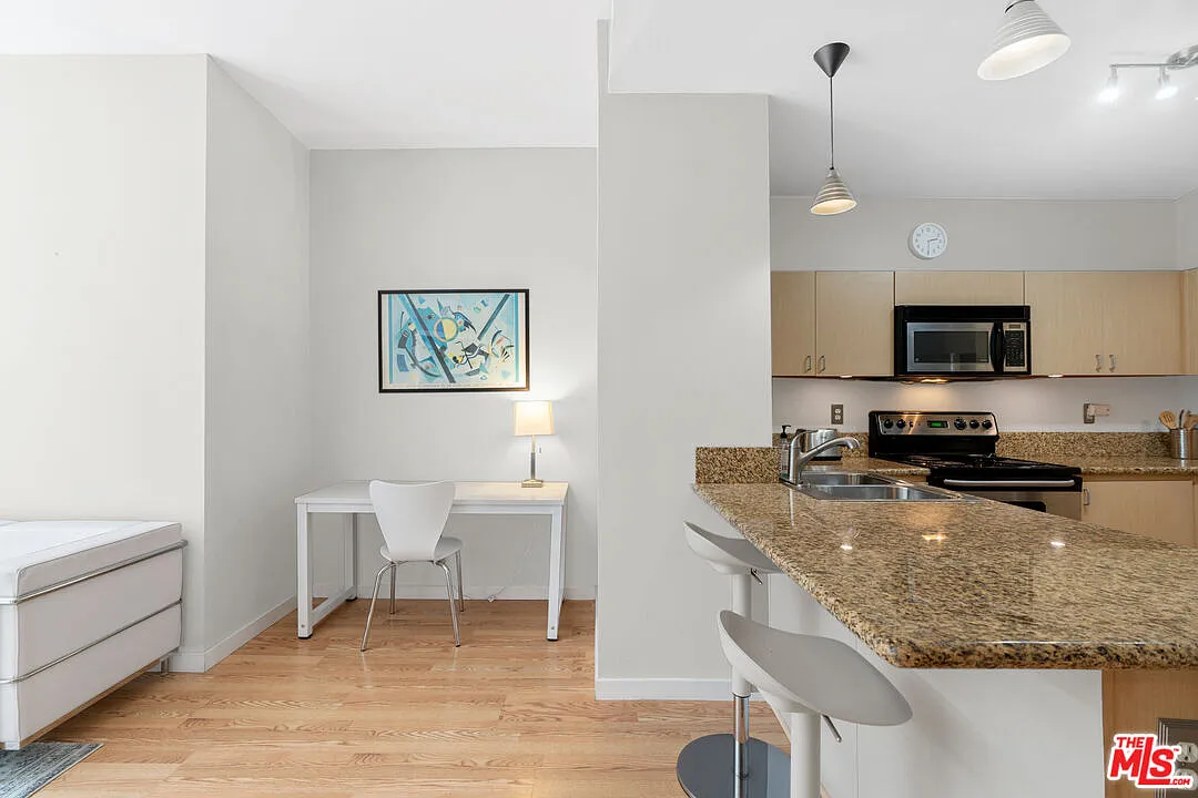 1 bed, 1.0 bath, 530 sqft, $2,100 — Photo 3