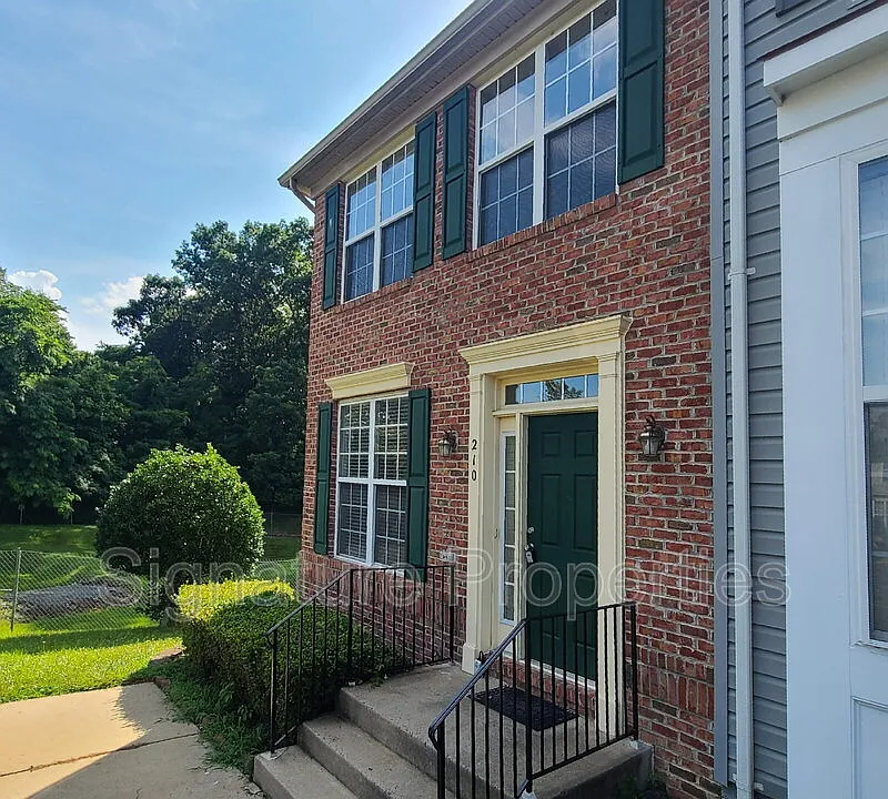 210 Hillside Ct