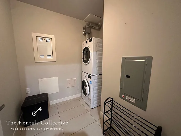 215 W 1st St #301 — Photo 6