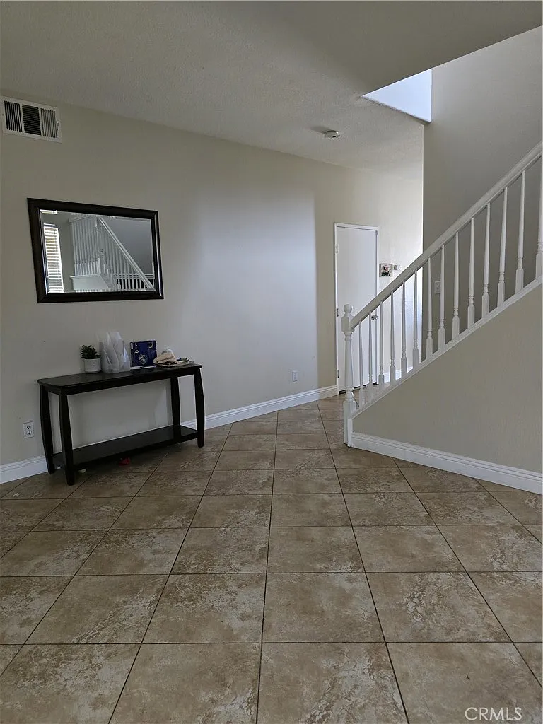 5 bed, 2787 sqft, $3,395 — Photo 2