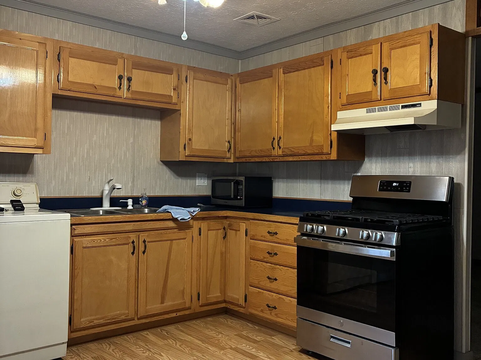 Fall in Love with Your New Home! Cozy 3-Bedroom Point Place Gem Available Now! — Photo 2