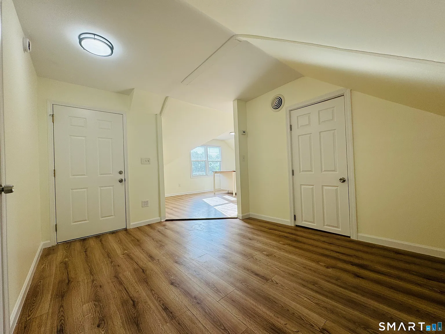 1 bed, 1.0 bath, 902 sqft, $1,400 — Photo 2