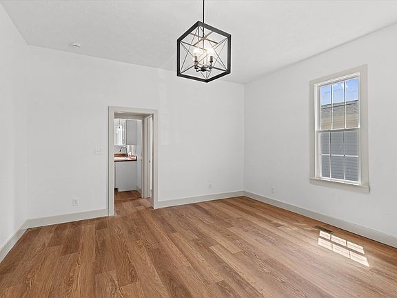 4th image of 324 W 9th St