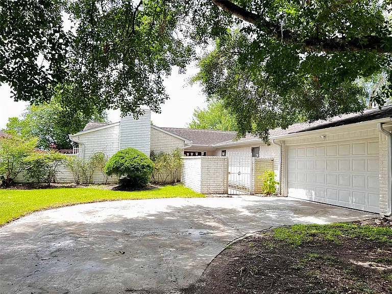 13819 Wickersham Ln — Photo 2