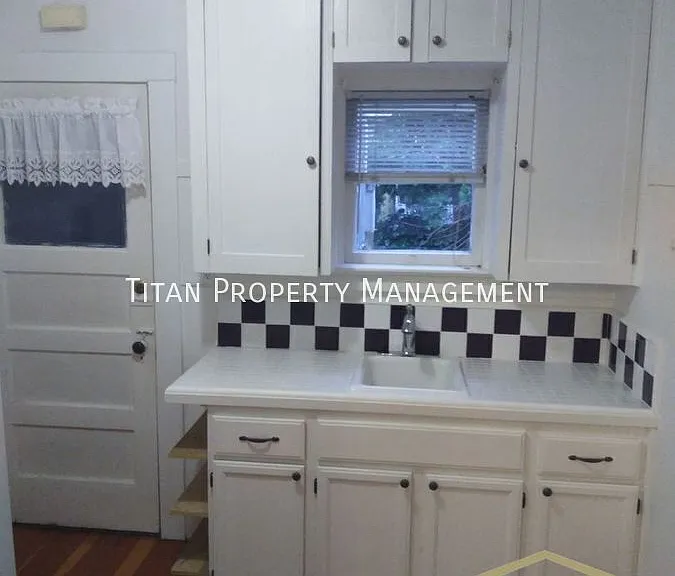 714 27th St #2 — Photo 5