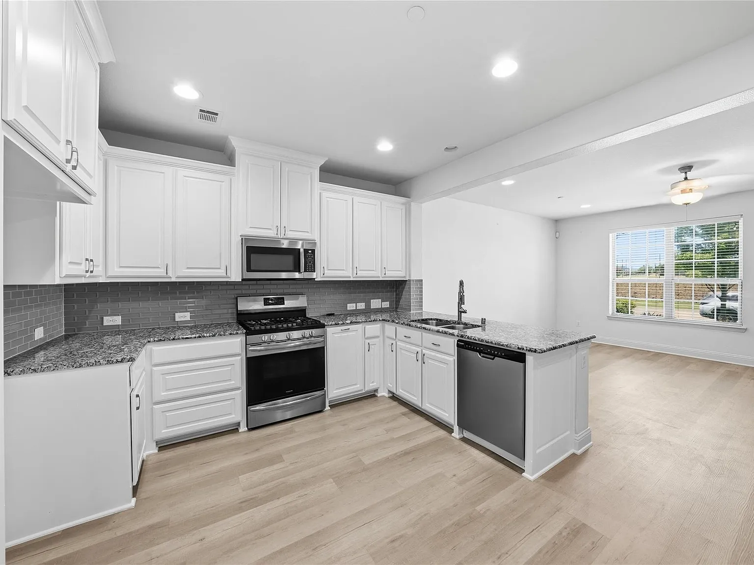 3 bed, 2.5 bath, 1694 sqft, $2,295 — Photo 4