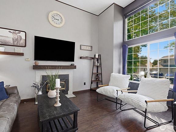 3rd image of 15374 Heintz Avenue SE