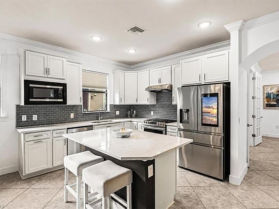 4th image of 7670 Jacaranda LN