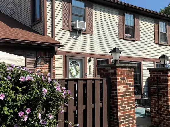 39575 Old Dominion Dr, Clinton Township, MI 48038