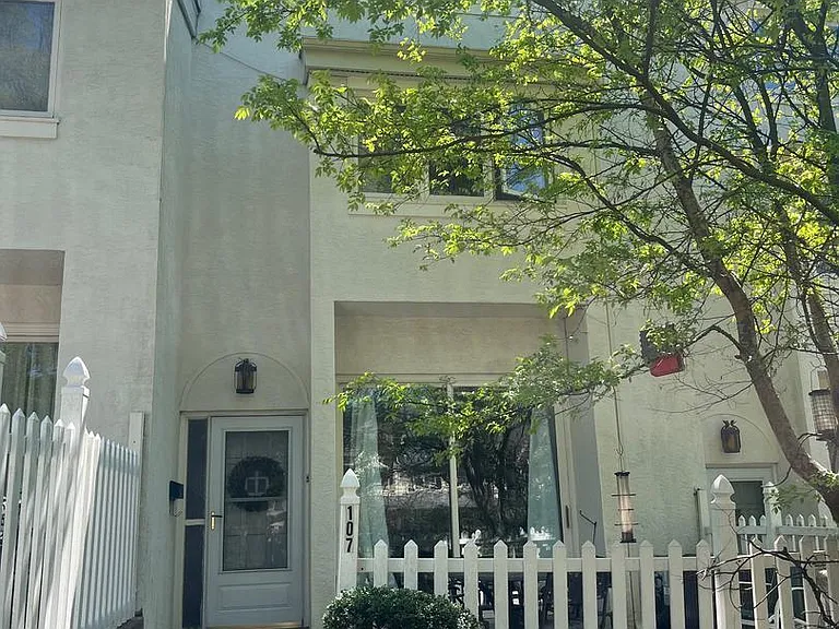 107 Montrose Ave — Photo 2