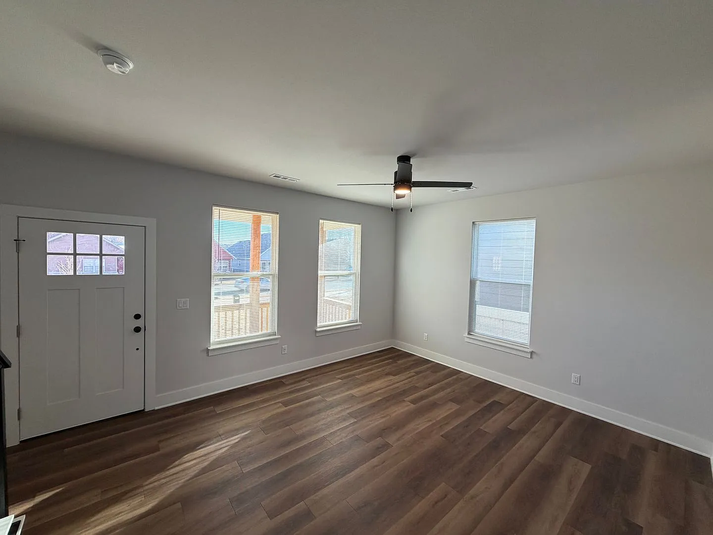 1043 Laramie — Photo 3