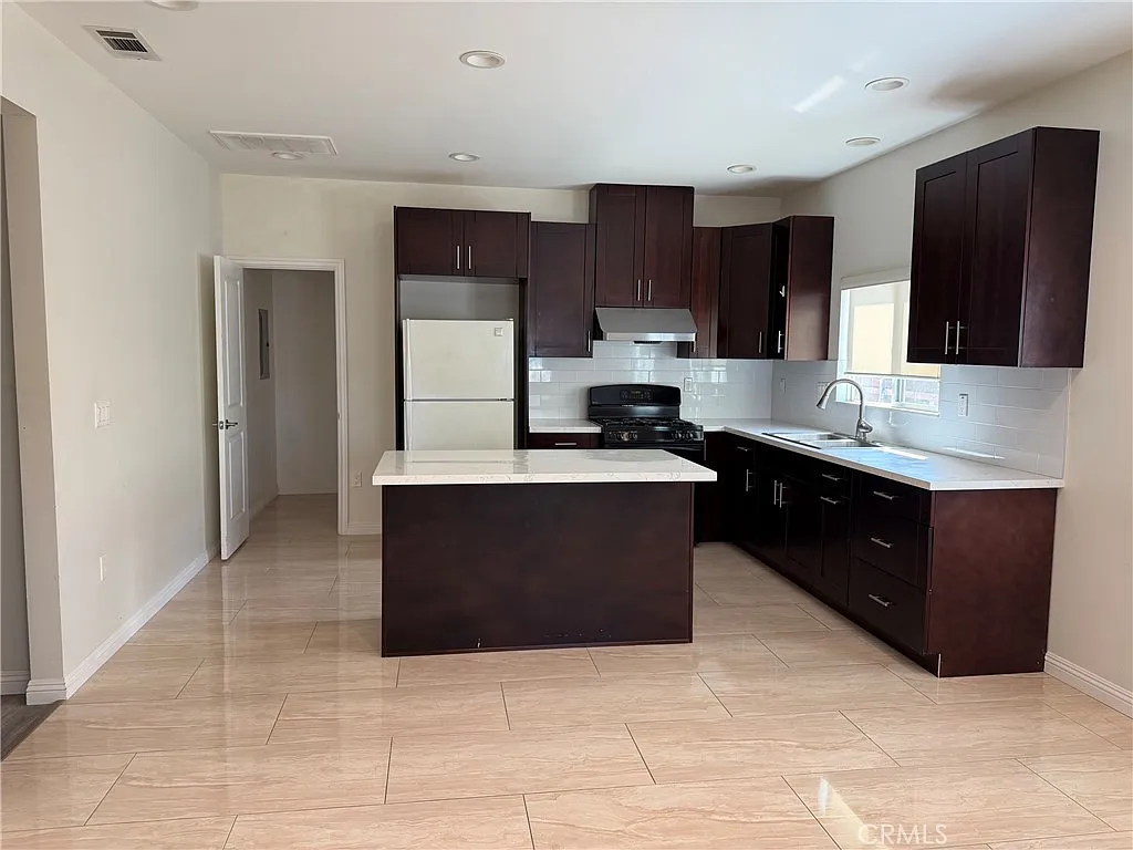 2 bed, 900 sqft, $2,500 — Photo 3