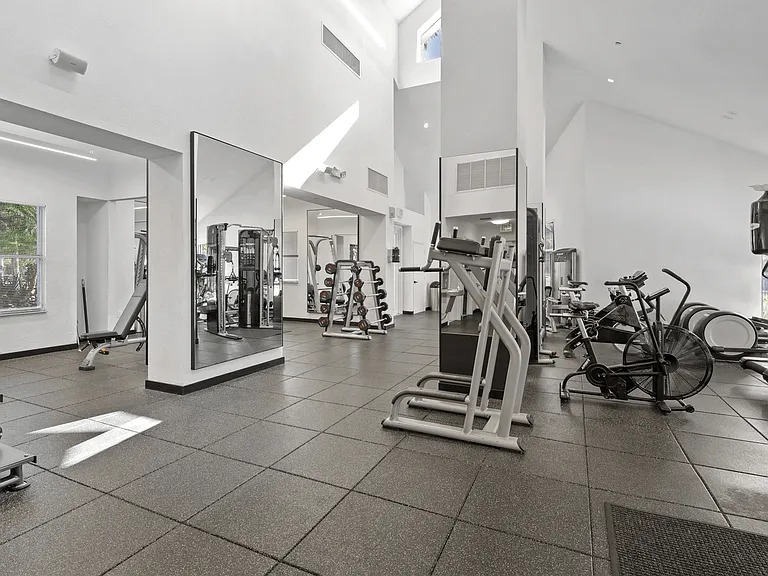 Sheridan Ocean Club Apartments — Photo 27