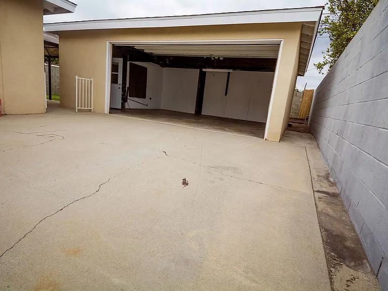 11433 Littchen St — Photo 25