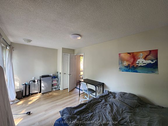 2nd image of 558 Spadina Cres #5
