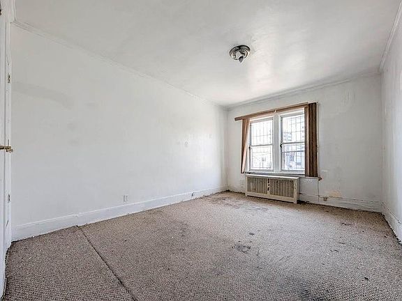 3rd image of 2652 Hubbard St