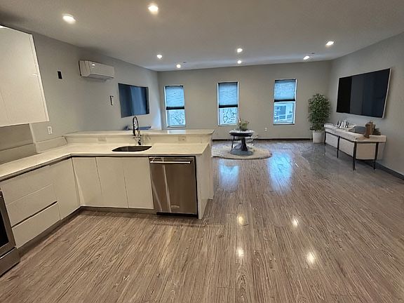 4th image of 145 Newbury Ave #13