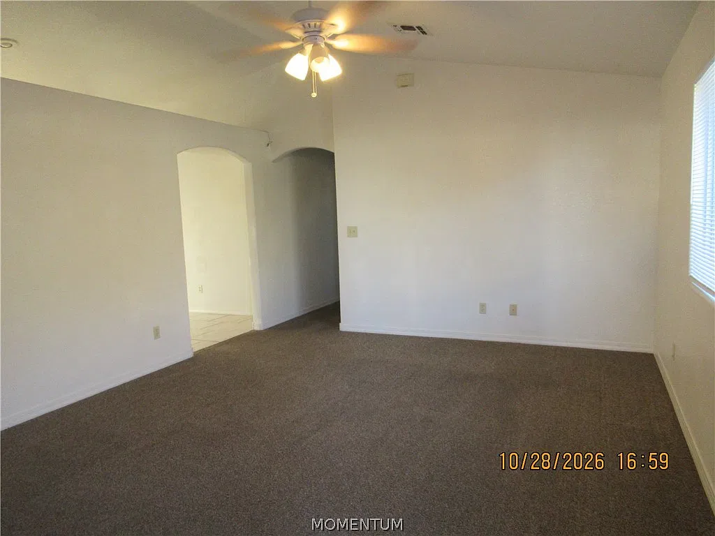 3 bed, 2.0 bath, 1052 sqft, $1,325 — Photo 2
