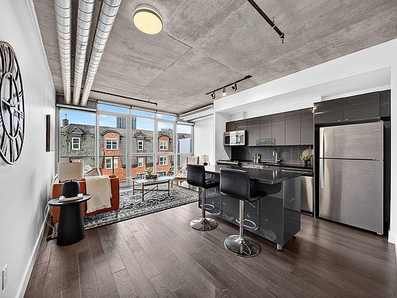 3rd image of 1065 Barrington St #522