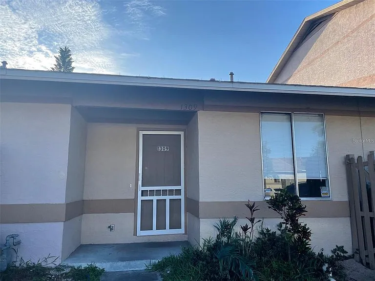 1309 Cardinal Ln — Photo 1