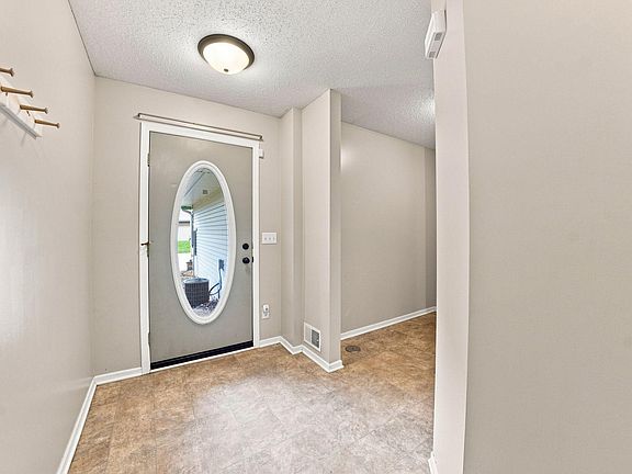 3rd image of 833 Winsome Way NW