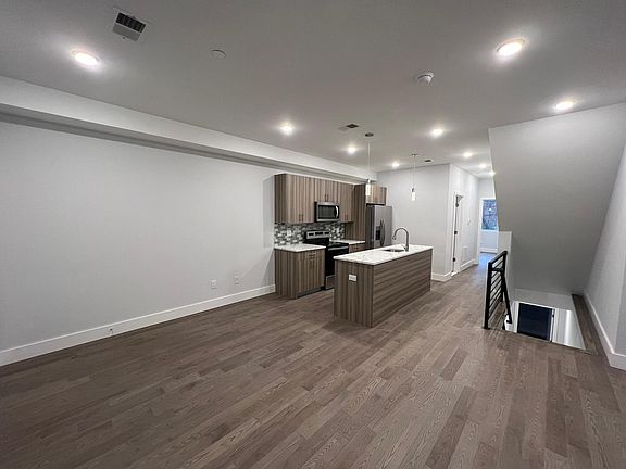 2nd image of 1026 W Arizona St #1