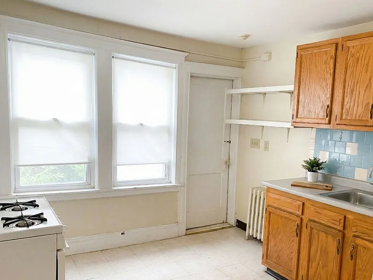 14 Russell St #16 — Photo 1