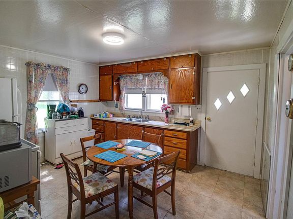 5th image of 608 Drost St