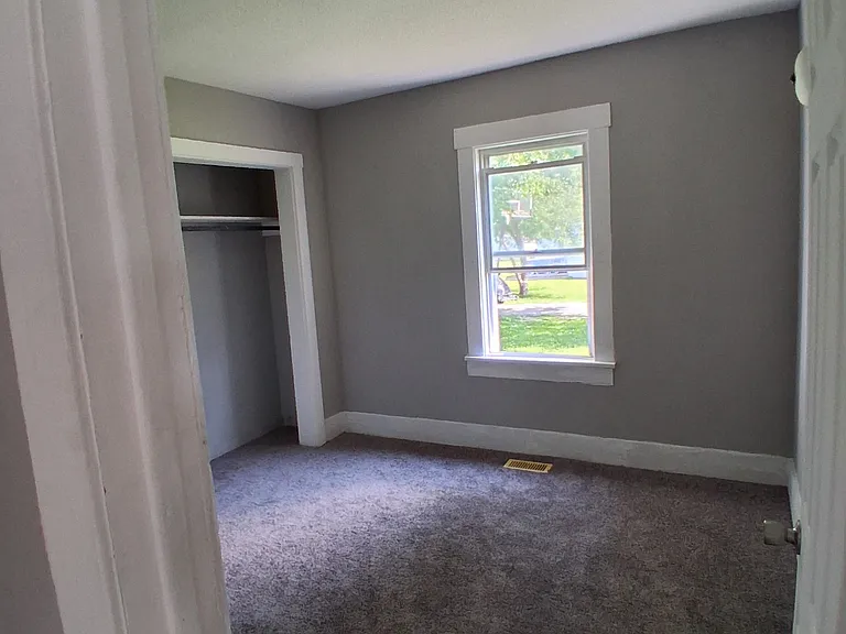 1180 N Summit Ave — Photo 14