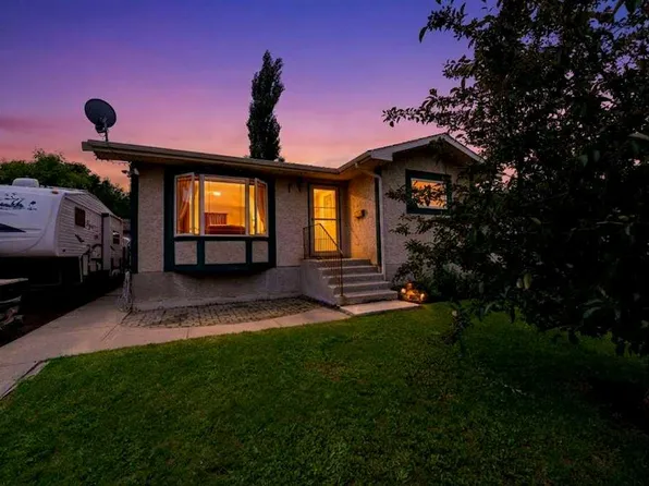 11 N Greenham Dr, Red Deer, AB T4P 2K5