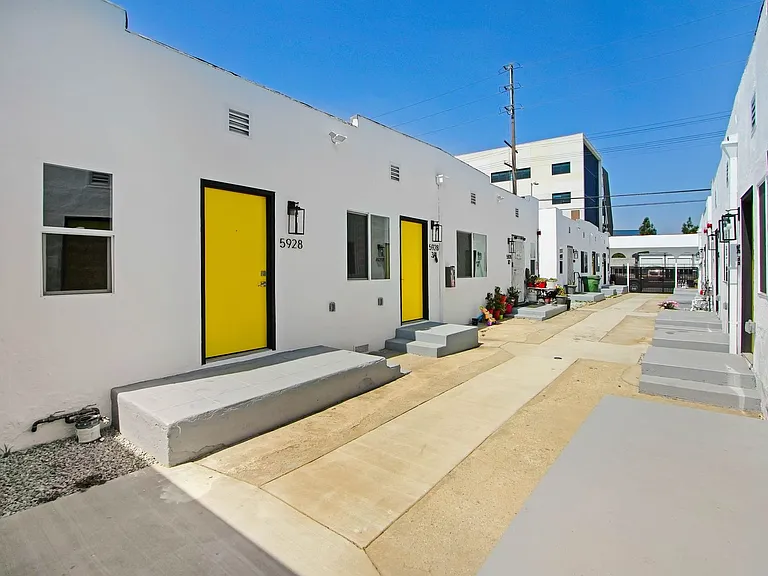 5924 S Hoover St — Photo 22