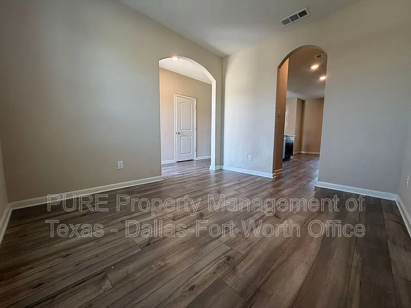4 bed, 2.5 bath, 2297 sqft, $2,050 — Photo 4