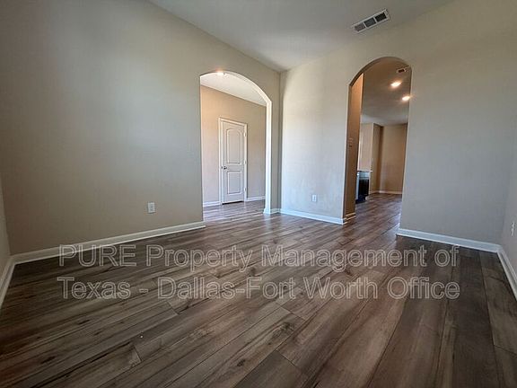 4th image of 315 Honeysuckle Ln