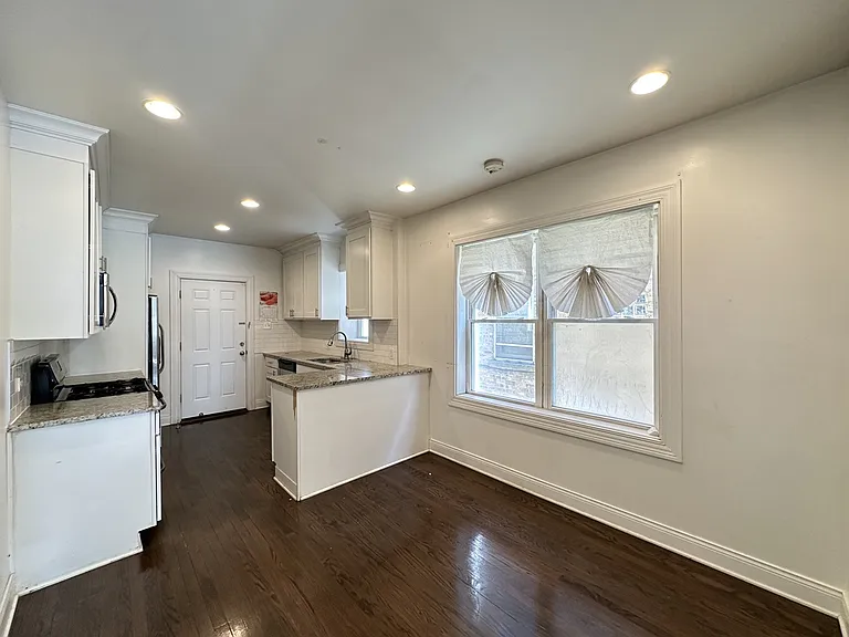 1621 N McVicker Ave #2 — Photo 6