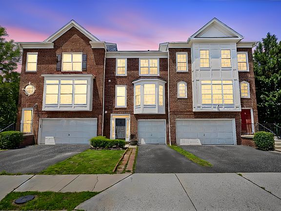 3rd image of 25203 Dunvegan Sq
