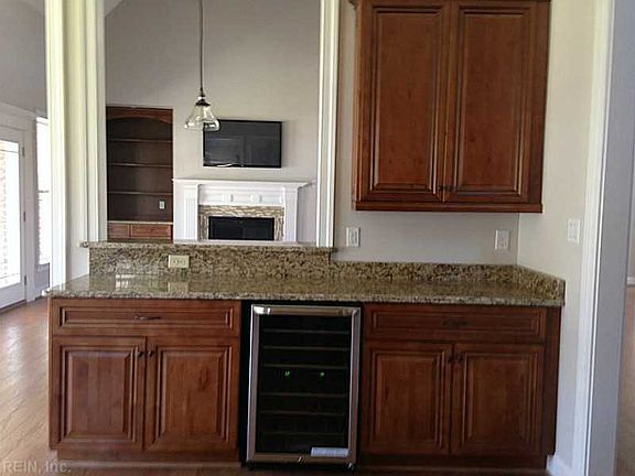 4th image of 405 Catalina Ct