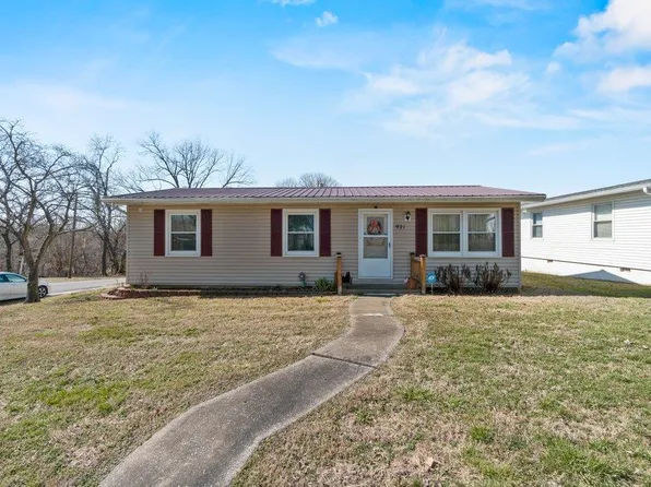 921 4th St E, Scott City, MO 63780