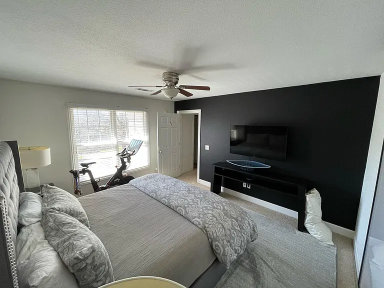 1521 NE Dysart Woods Ln — Photo 11