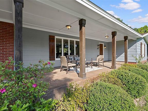 5th image of 1019 Saint Moritz Dr W