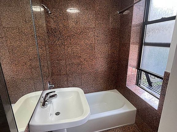 5th image of 208 E 82nd St APT 28