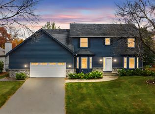 7000 Yorktown Ln N, Maple Grove, MN 55369