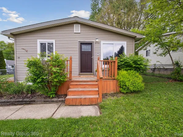 5170 Warmbriar Dr, White Lake, MI 48383