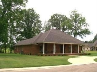105 Autumn Hills Dr, Tupelo, MS 38801