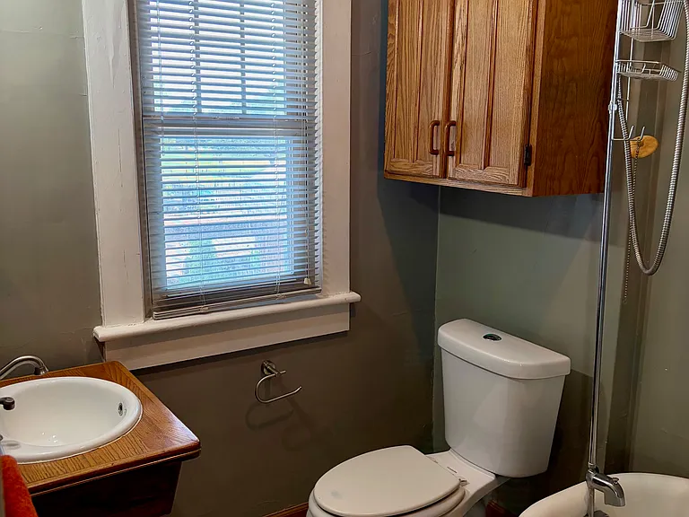 125 E 39th St #3 — Photo 8