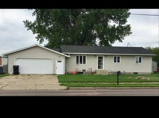1806 Summit St, Yankton, SD 57078
