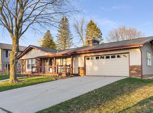 916 Fairview Dr, Port Washington, WI 53074