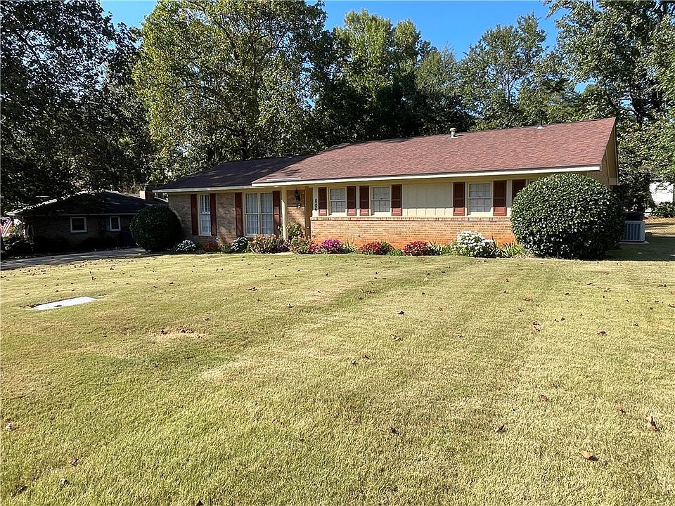 1st image of 806 N Hills Dr