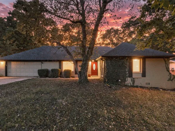 939 E Oaks Manor Dr, Fayetteville, AR 72703